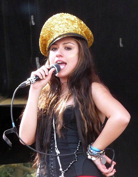 File:Gabriella Cilmi Live.jpg