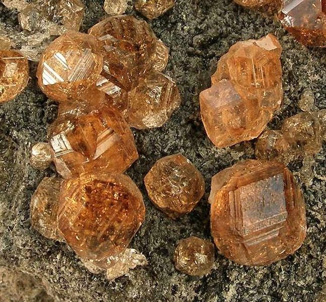 File:Grossular-195706.jpg