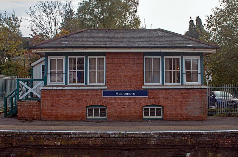 File:Haslemere signal box.jpg