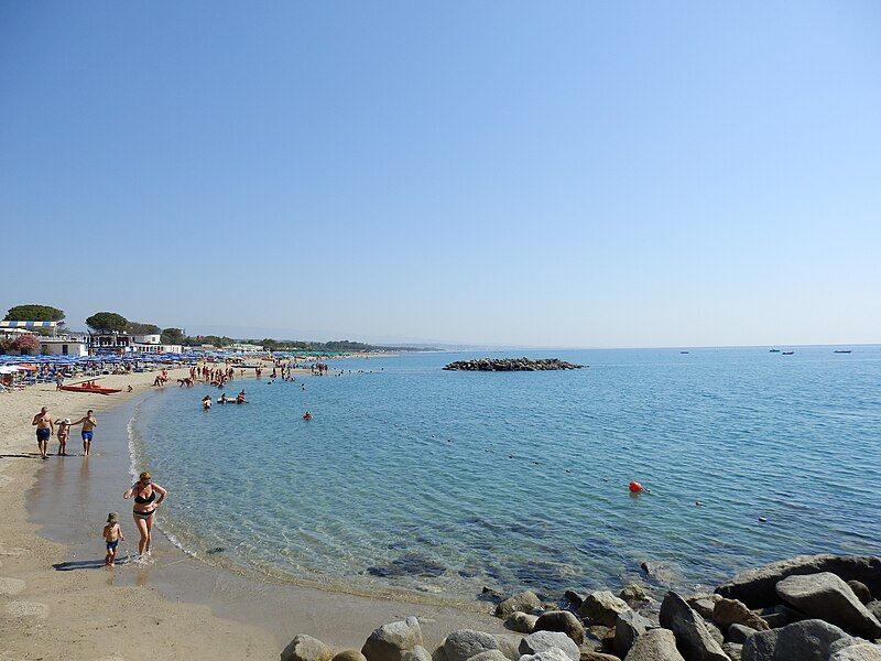 File:La plage Copanello.JPG