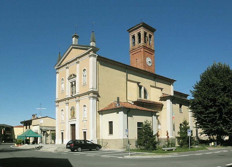 File:Massalengo piazza chiesa.JPG