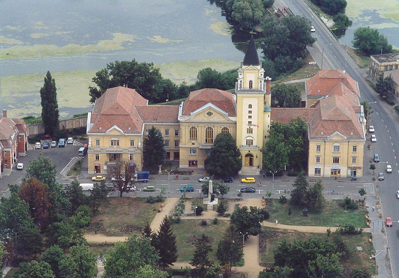 File:Mezőtúr - Városháza.jpg