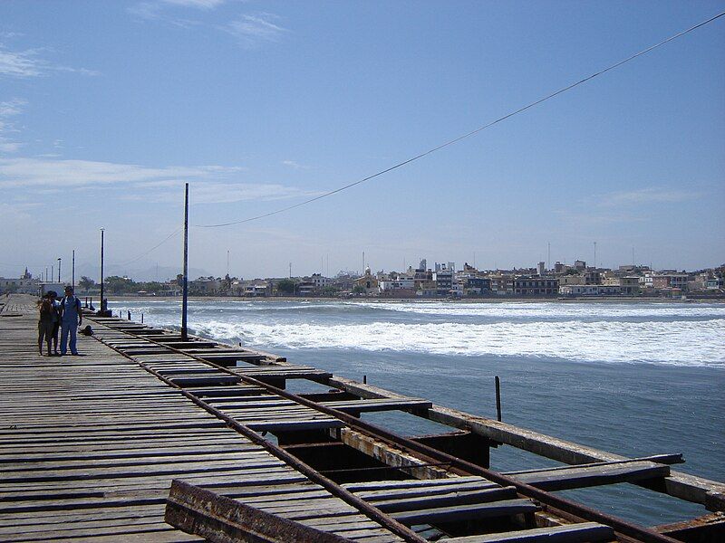 File:Pacasmayo pier.JPG