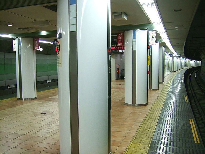 File:Tokyu-railway-toyoko-line-Tammachi-station-platform.jpg