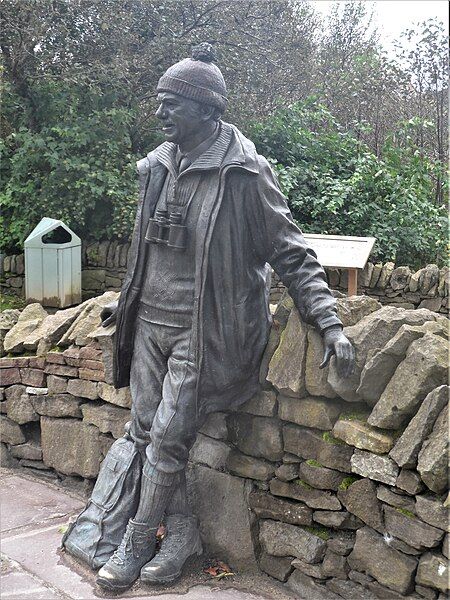 File:Tom Weir statue.jpg