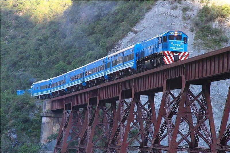 File:Tren nubes trenesarg.jpg