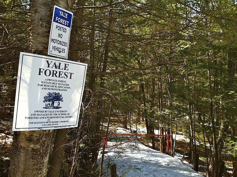 File:Yale-MyersForestSignsAtNipmuckTrailNorthEntrance.jpg