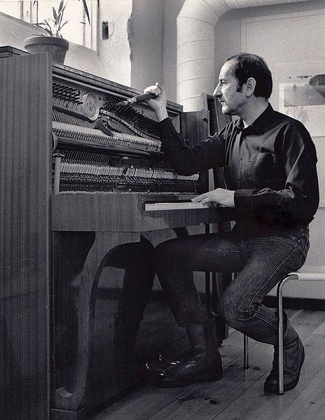 File:André Studencki pianostämmare-1987.jpg