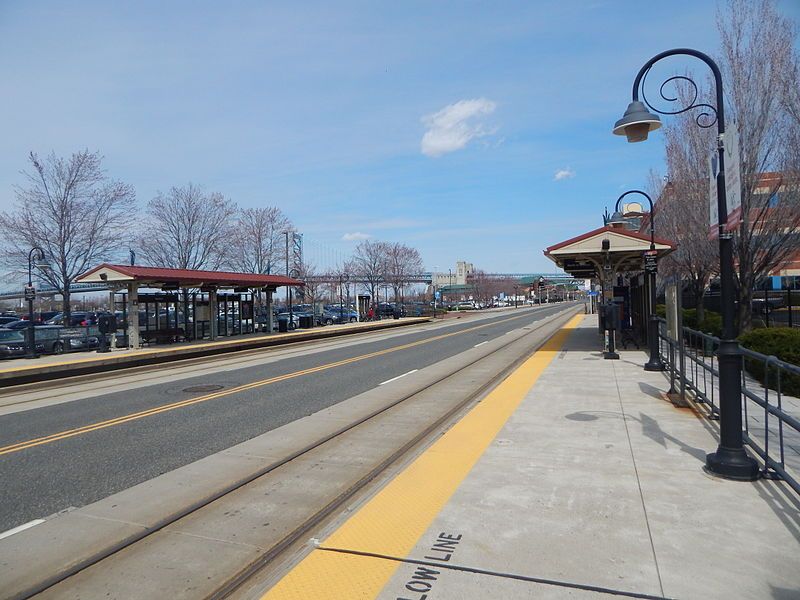 File:Aquarium Station.jpg