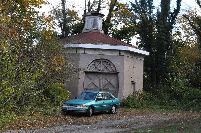 File:BarnstableMA CaptainRodneyJBaxterHouseCarriageBarn.jpg