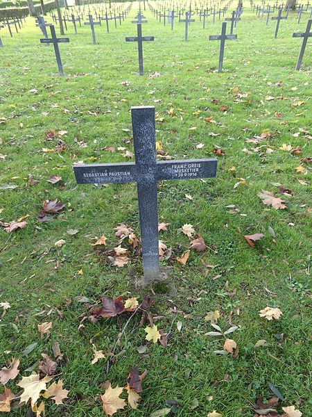 File:Fricourt Richthofen grave.JPG