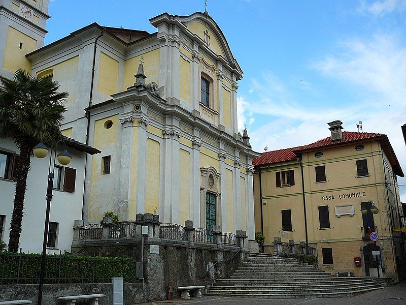 File:Marzio-chiesa-municipio.jpg