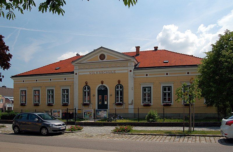 File:Primary school, Sooß.jpg