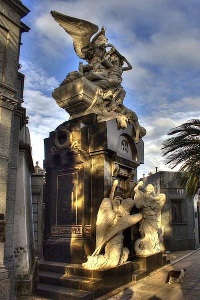 File:Recoleta-Paz Monument.jpg