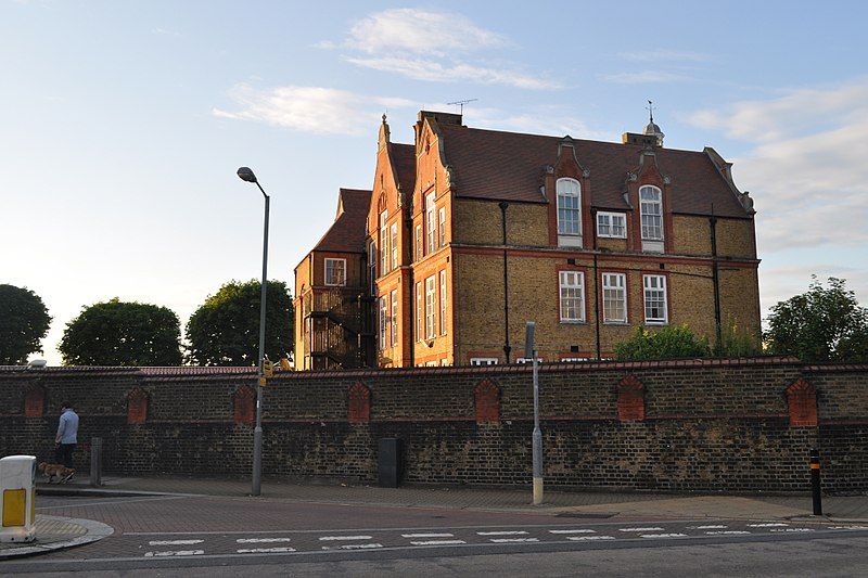 File:Southfields school.jpg