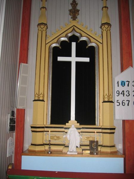 File:Tjeldsund kirke sidealter.JPG