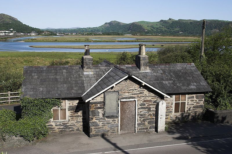 File:Traeth Mawr Tollhouse.jpg