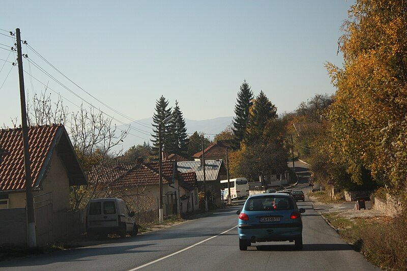 File:Tsarvenyano main street.JPG