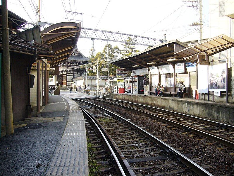 File:太秦広隆寺駅ホーム.JPG