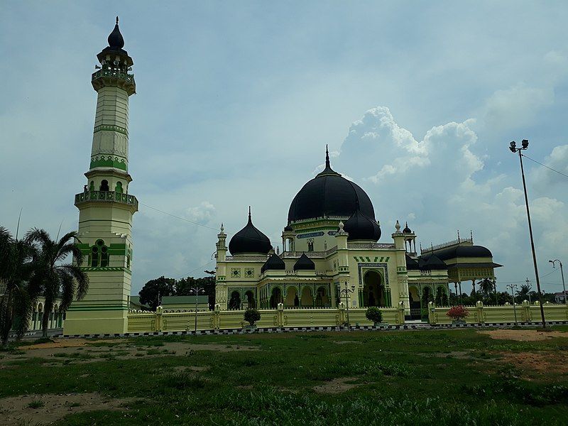 File:Azizi Mosque.jpg