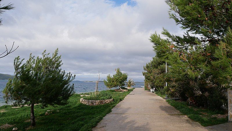 File:Brodarica promenade.jpg