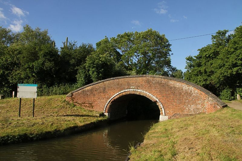 File:OxfordCanal Bridge232.jpg