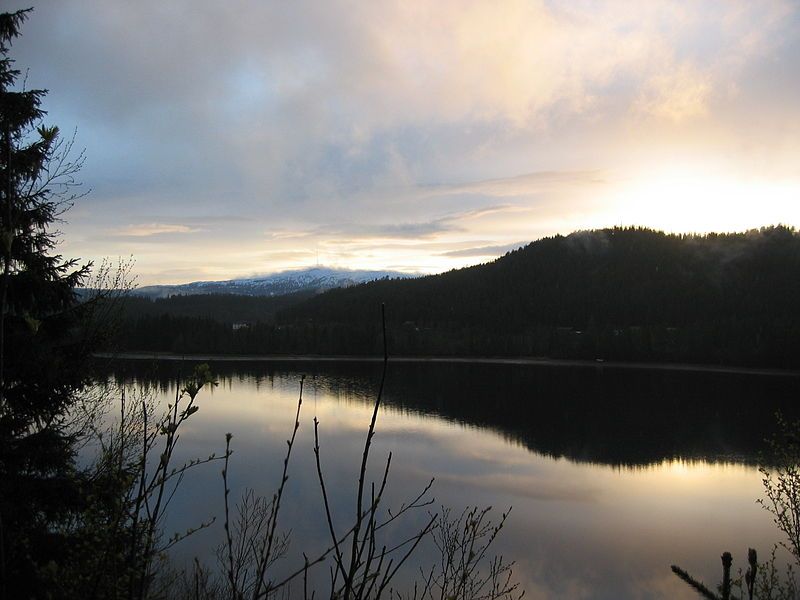 File:Selbusjoen og Vassfjellet.jpg