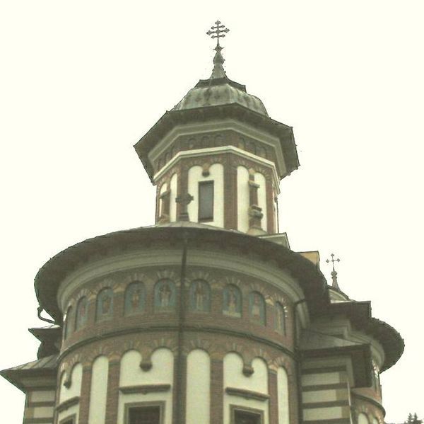 File:Sinaia Monastery.jpg