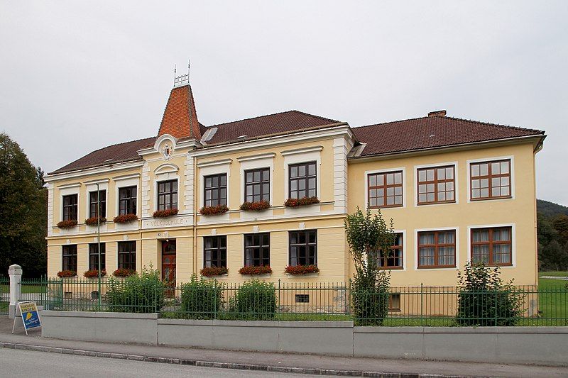 File:Türnitz - Volksschule.JPG