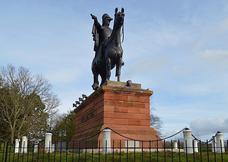 File:Wellington Statue, Aldershot.JPG