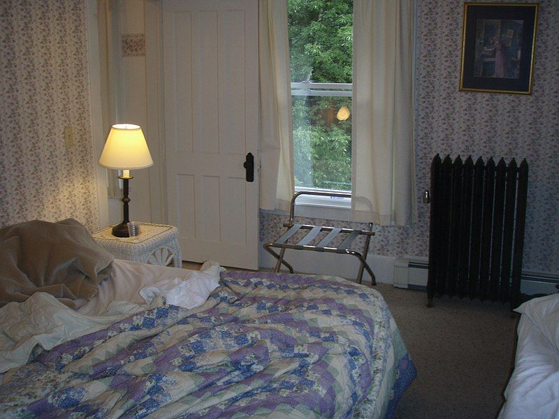 File:Adirondack Hotel room.jpg