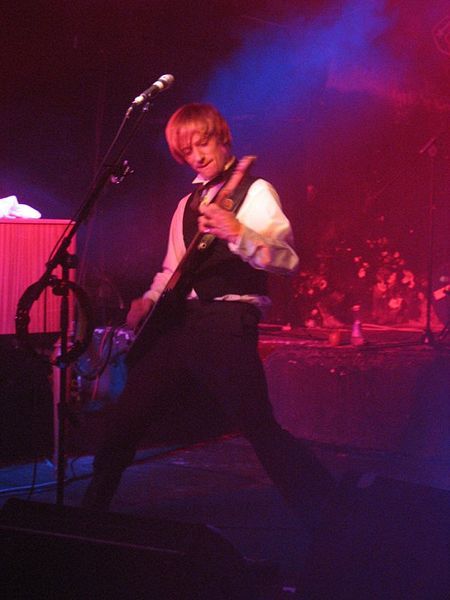 File:Crispian-mills-Live-2007.jpg