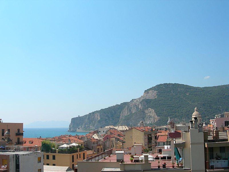 File:Finale Ligure-panorama.JPG