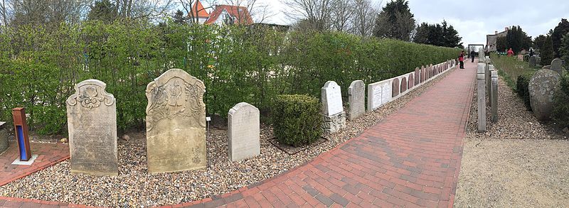 File:Gravestones in Amrum373.jpg