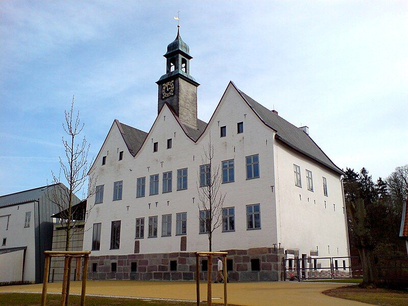 File:Nütschau Priory.jpg