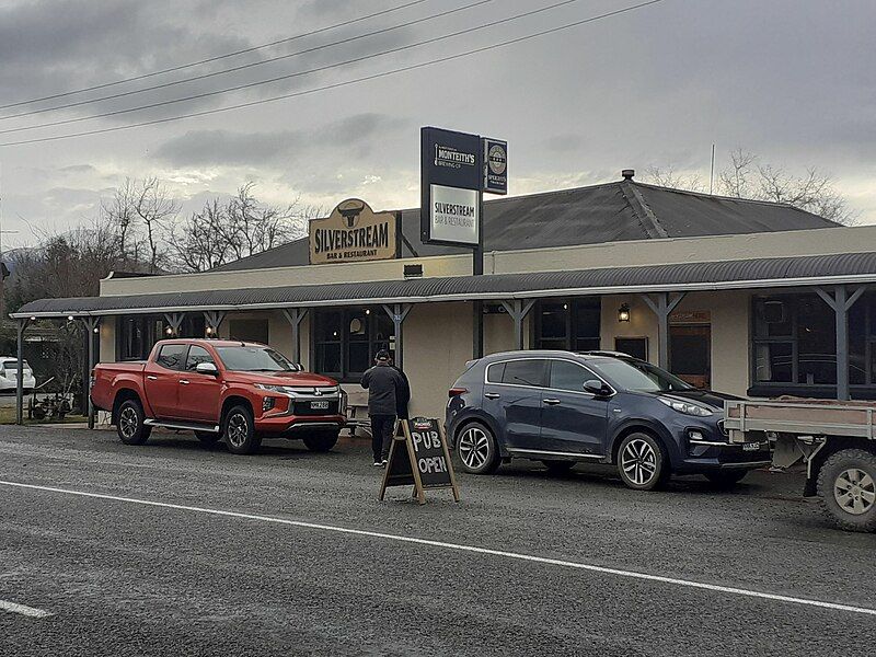 File:Silverstream Pub, Kimbell.jpg