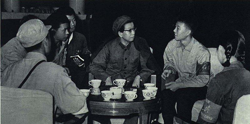 File:1967-08 1967年 江青与红卫兵.jpg