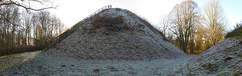 File:Bartlow Mounds.jpg