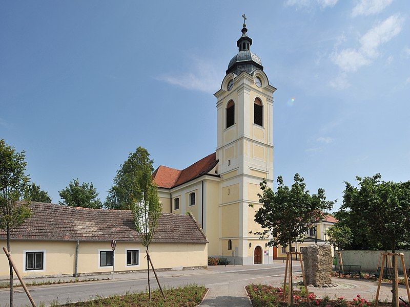 File:Biedermannsdorf Kirche.jpg