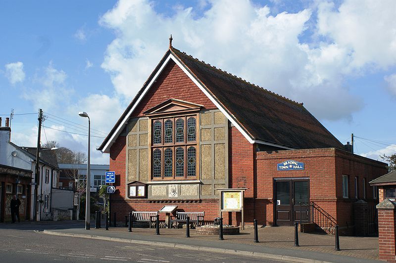 File:Brading Town Hall.JPG