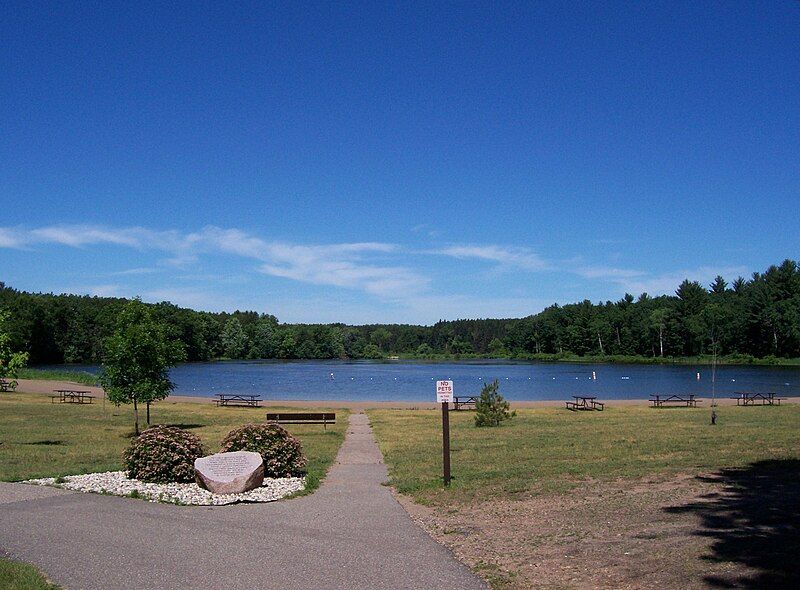 File:HartmanCreekStateParkHartmanLake.jpg