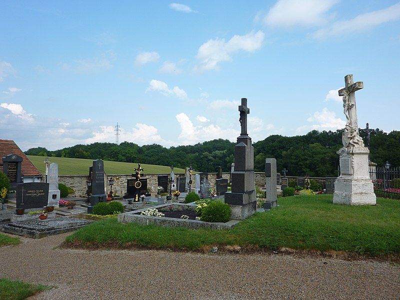 File:Kattau Friedhof1.jpg