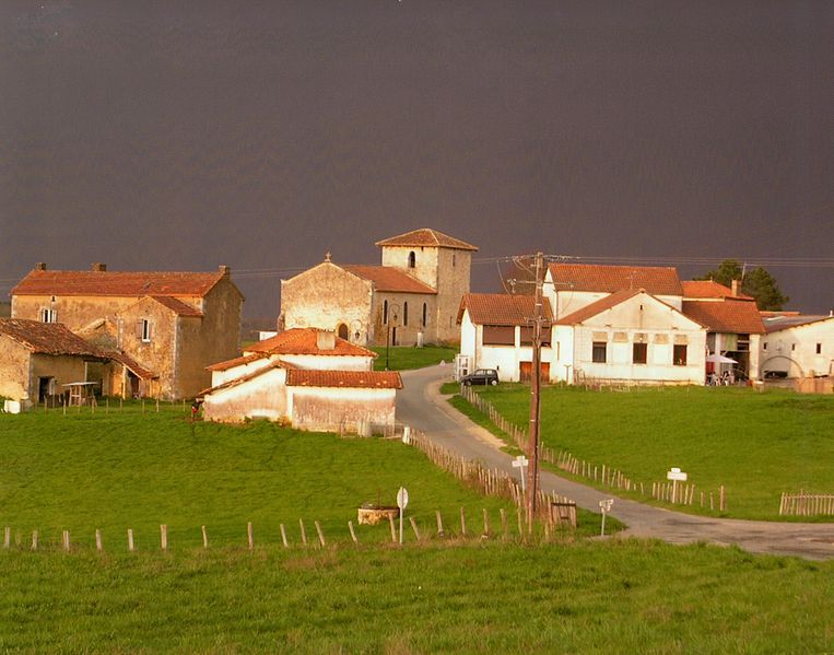 File:Le-bourg-BREUILH-orage.jpg