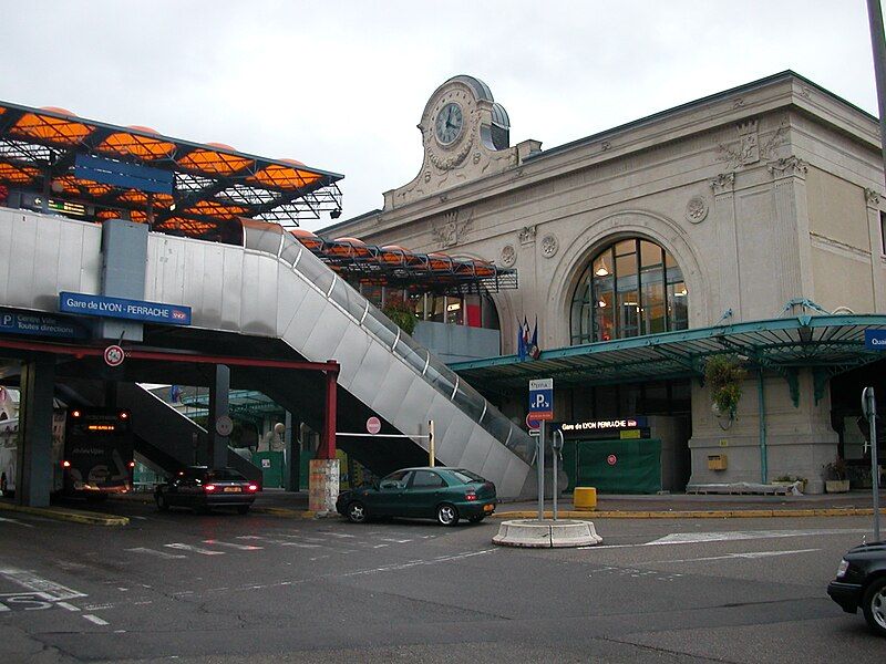 File:Lyon-gare de Perrache.jpg