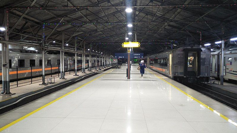 File:Peron Stasiun Bandung.jpg