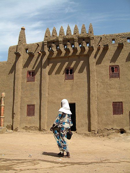 File:Woman in Djenne.jpg