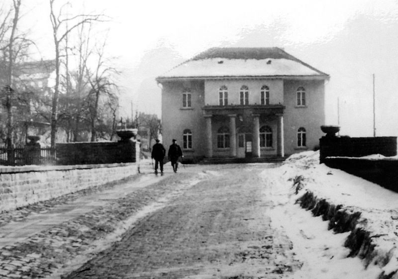 File:Carlsbahn Bahnhof Carlshafen.jpg