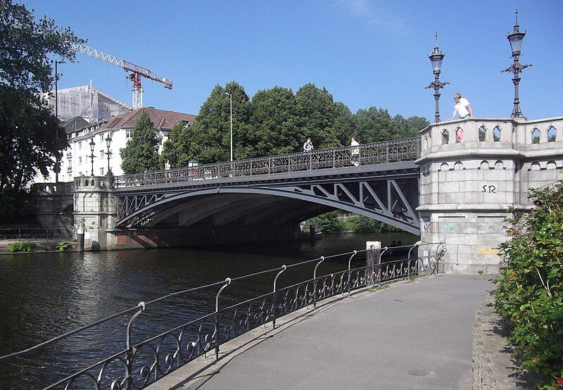 File:Hamburg Schwanenwikbrücke DS418n.jpg