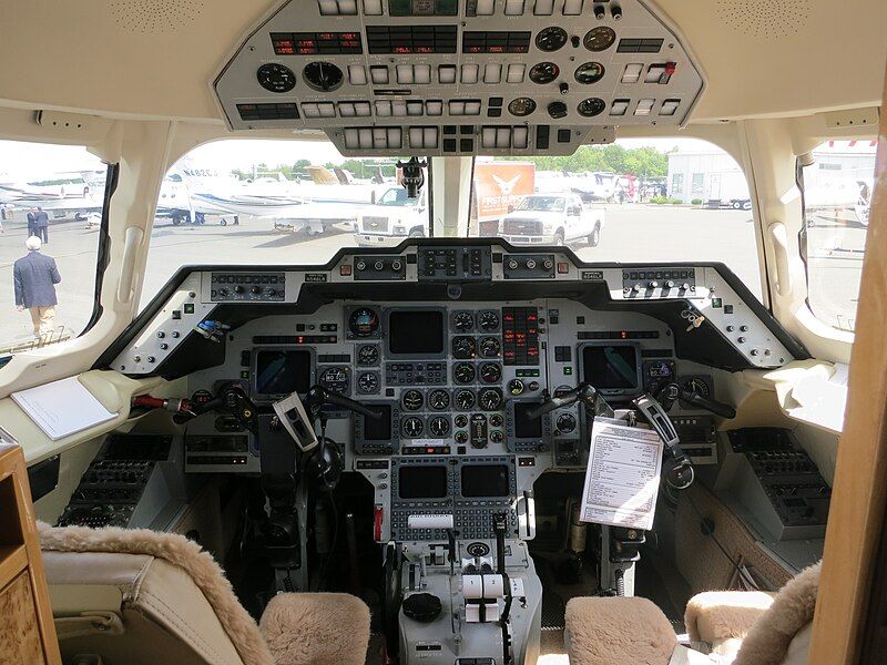 File:Hawker 1000 cockpit.JPG