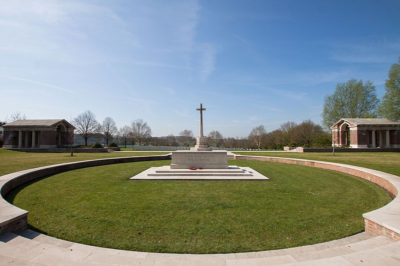 File:Hooge Crater Cemetery-2.JPG